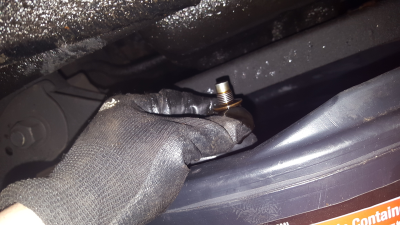 Illustration for article titled Oil change on a 1980 Toyota Pickup: a guide